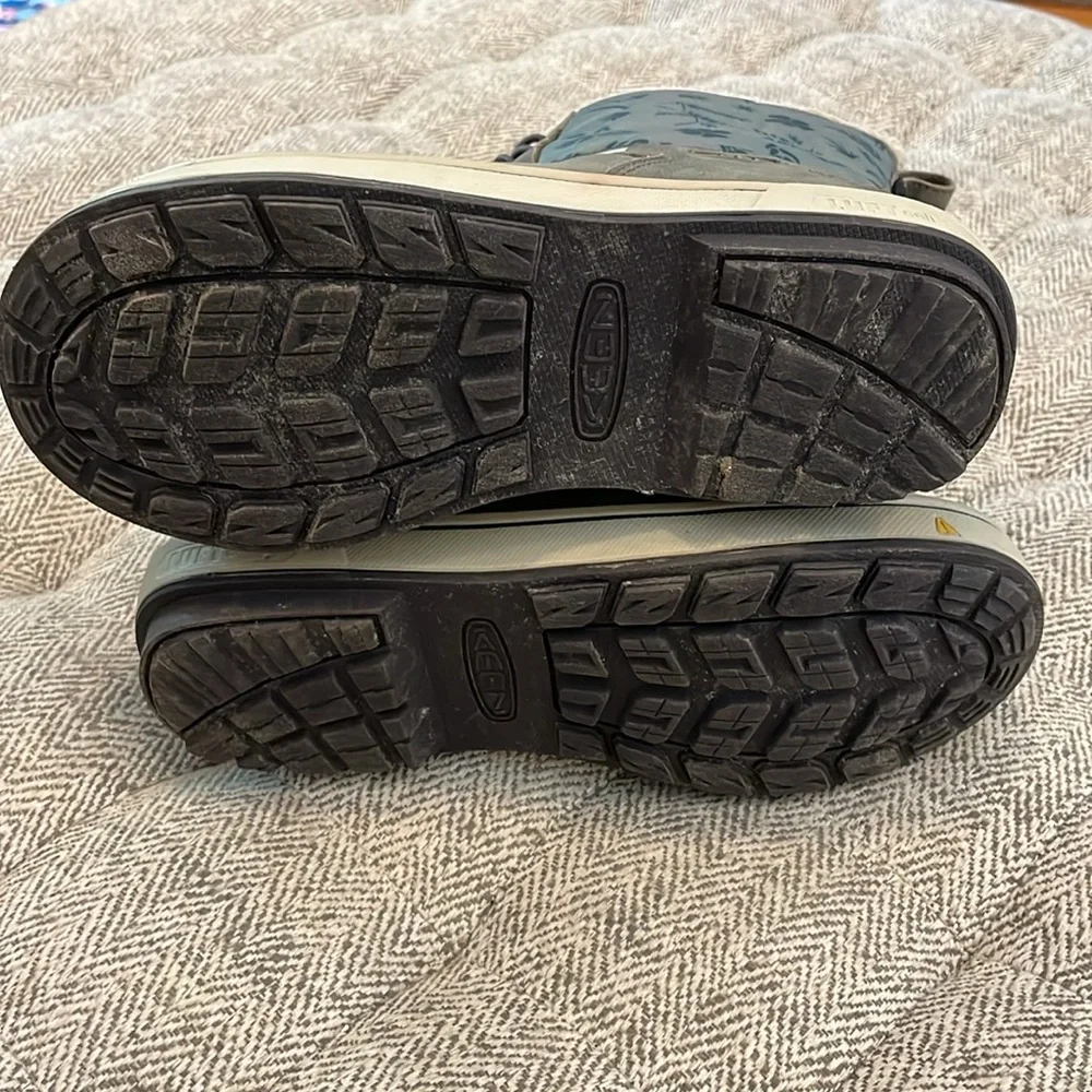 Keen waterproof boots size 4